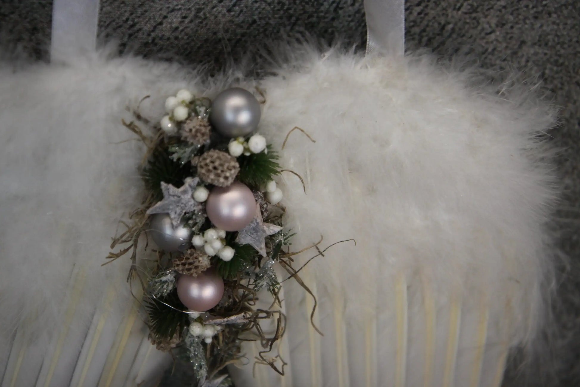 Türkranz Türdeko Türschmuck Weihnachten Weidenkranz Engel Engelsflügel Zapfen Stern Apfel Knöpfe Tanne Band Modern – handgemacht aus Seiden- und Kunstblumen, langlebig & pflegeleicht von SarahsFlowerStudio