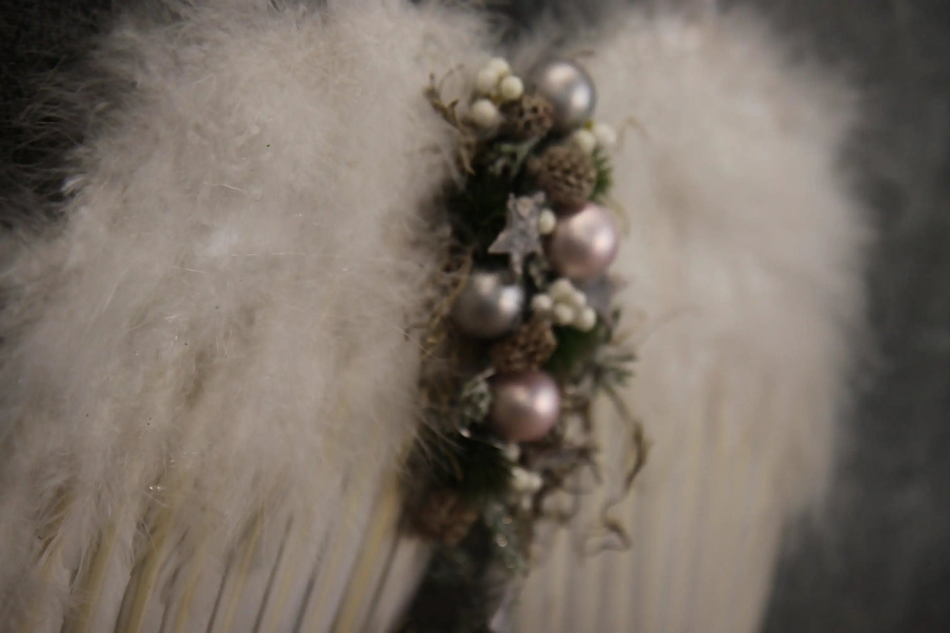 Türkranz Türdeko Türschmuck Weihnachten Weidenkranz Engel Engelsflügel Zapfen Stern Apfel Knöpfe Tanne Band Modern – handgemacht aus Seiden- und Kunstblumen, langlebig & pflegeleicht von SarahsFlowerStudio