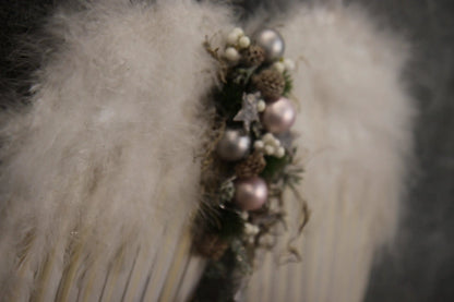 Türkranz Türdeko Türschmuck Weihnachten Weidenkranz Engel Engelsflügel Zapfen Stern Apfel Knöpfe Tanne Band Modern – handgemacht aus Seiden- und Kunstblumen, langlebig & pflegeleicht von SarahsFlowerStudio