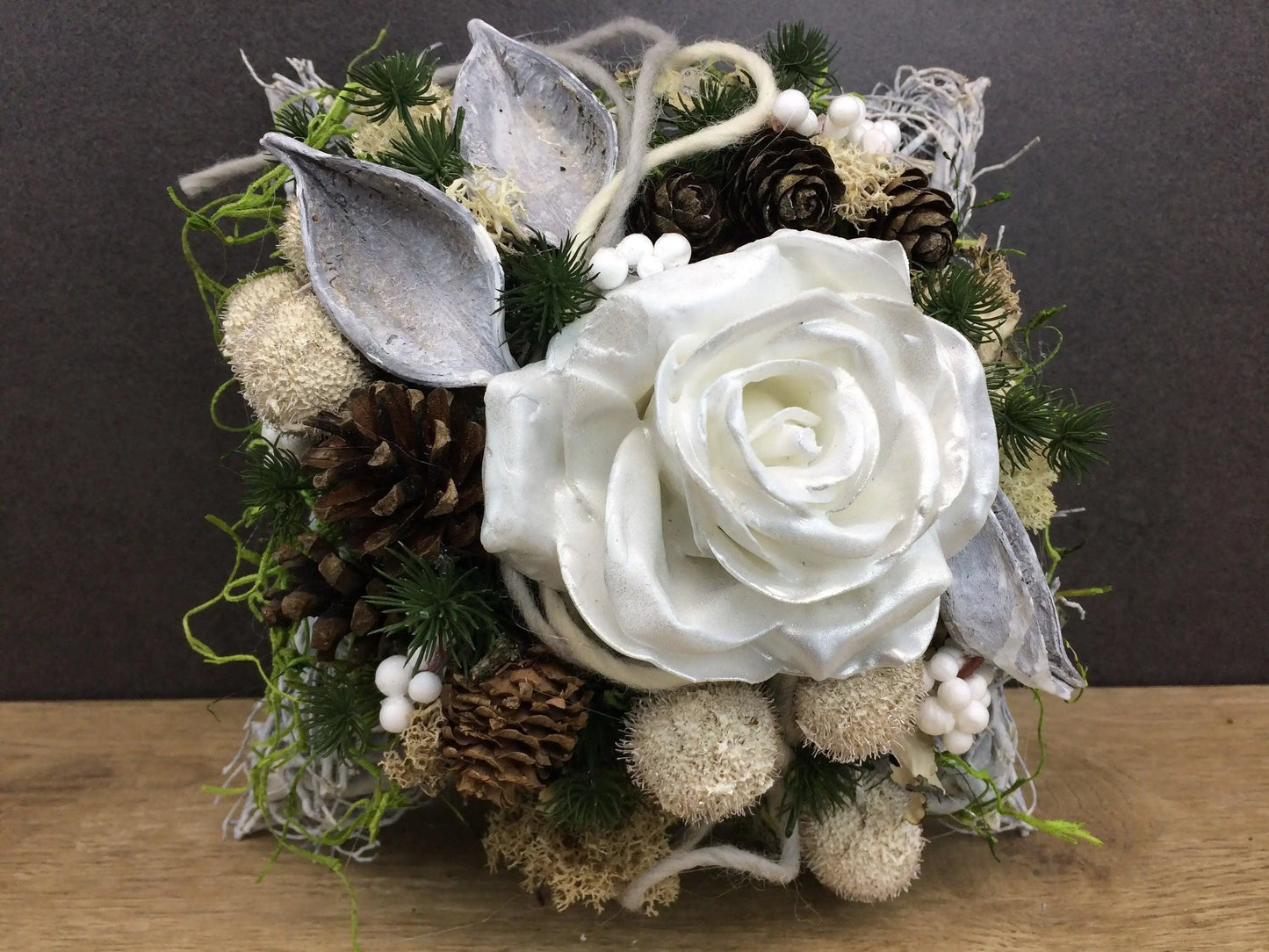 Grabgesteck Allerheiligen Wachsrosen Wachsrose Rose Grabschmuck Kissen Islandmoos Zapfen Exoten Grabdekoration – handgemacht aus Seiden- und Kunstblumen, langlebig & pflegeleicht von SarahsFlowerStudio