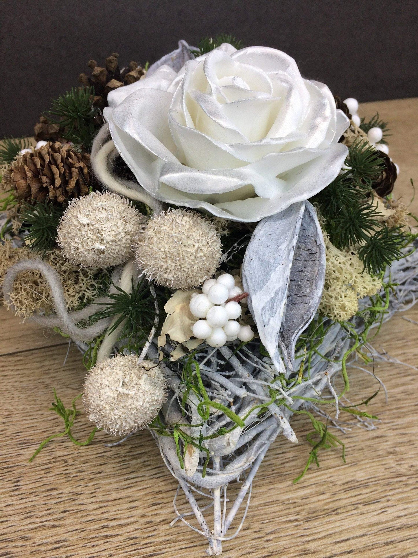 Grabgesteck Allerheiligen Wachsrosen Wachsrose Rose Grabschmuck Kissen Islandmoos Zapfen Exoten Grabdekoration – handgemacht aus Seiden- und Kunstblumen, langlebig & pflegeleicht von SarahsFlowerStudio