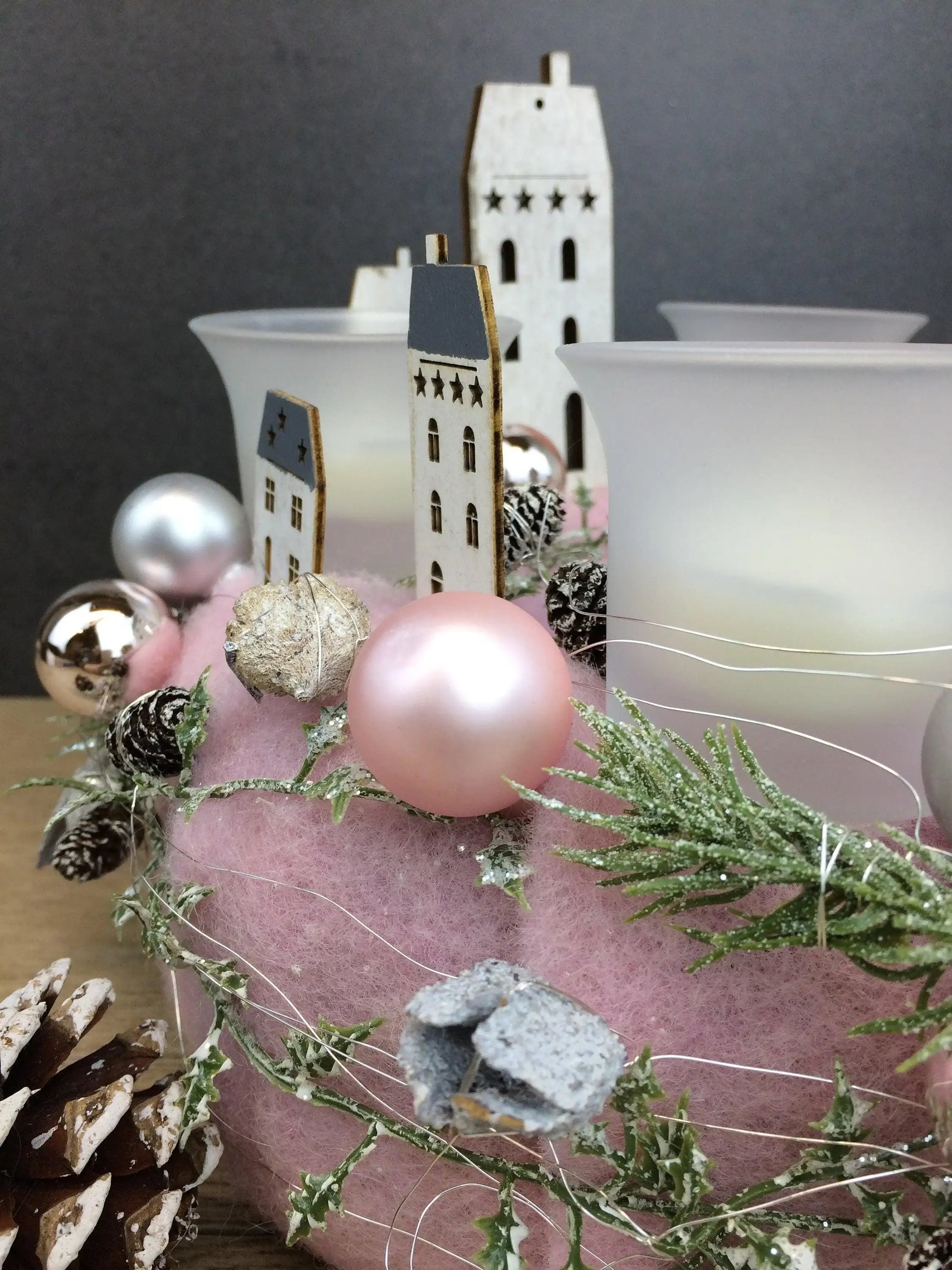 Adventskranz Adventskalender Gläser Häuser Kugeln Kerzen Tanne Filz Modern Natürlich Getrocknet Künstlich Haltbar – handgemacht aus Seiden- und Kunstblumen, langlebig & pflegeleicht von SarahsFlowerStudio