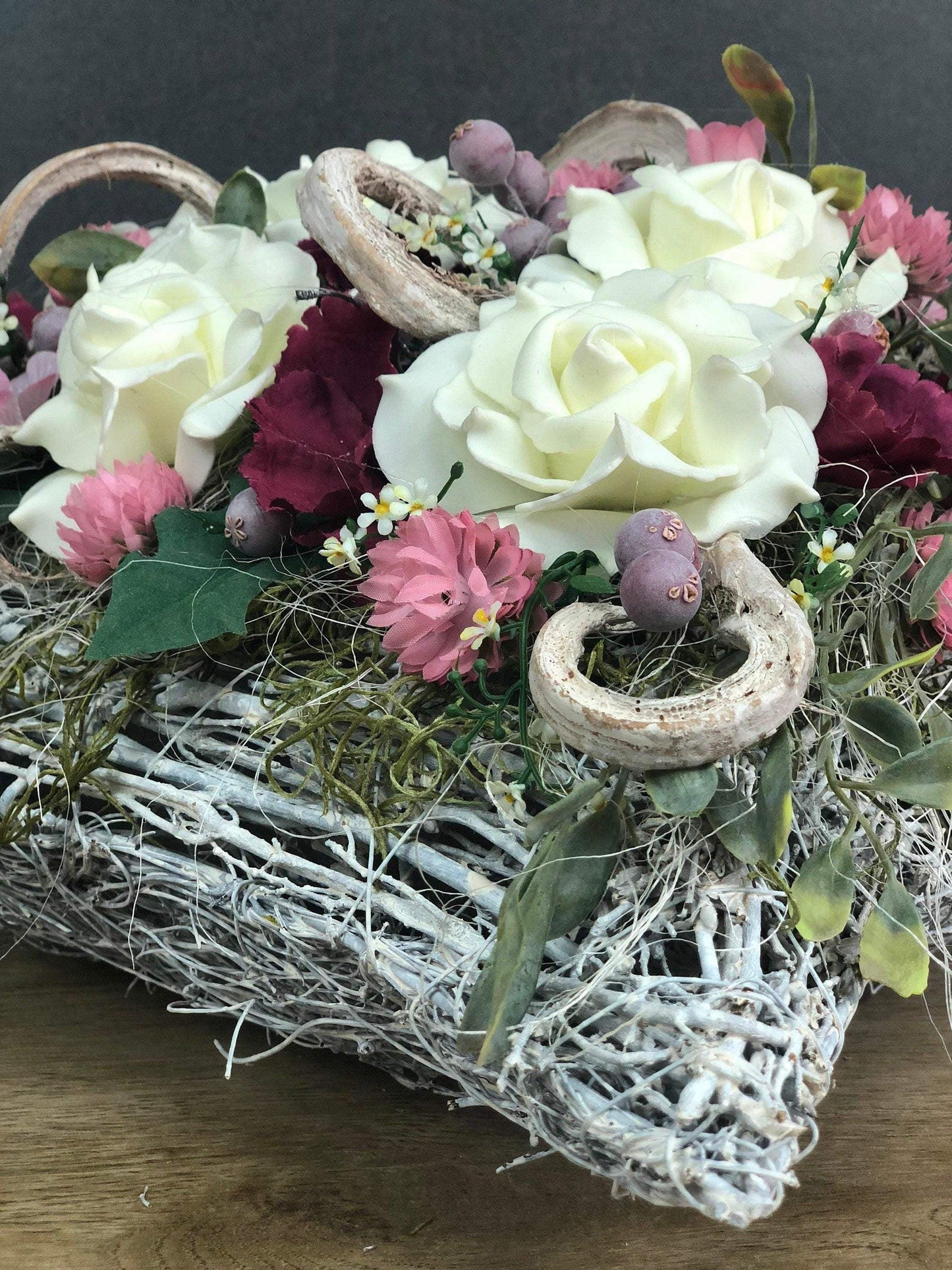 Grabgesteck Grabschmuck Herz Farbwunsch Grabdeko Grabdekoration – handgemacht aus Seiden- und Kunstblumen, langlebig & pflegeleicht von SarahsFlowerStudio