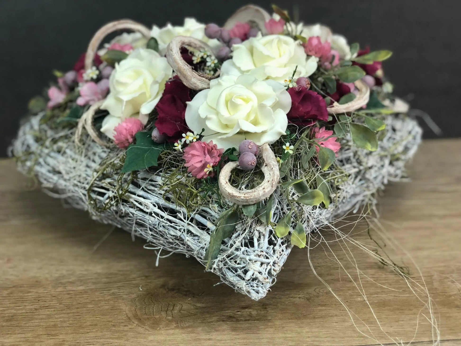 Grabgesteck Grabschmuck Herz Farbwunsch Grabdeko Grabdekoration – handgemacht aus Seiden- und Kunstblumen, langlebig & pflegeleicht von SarahsFlowerStudio