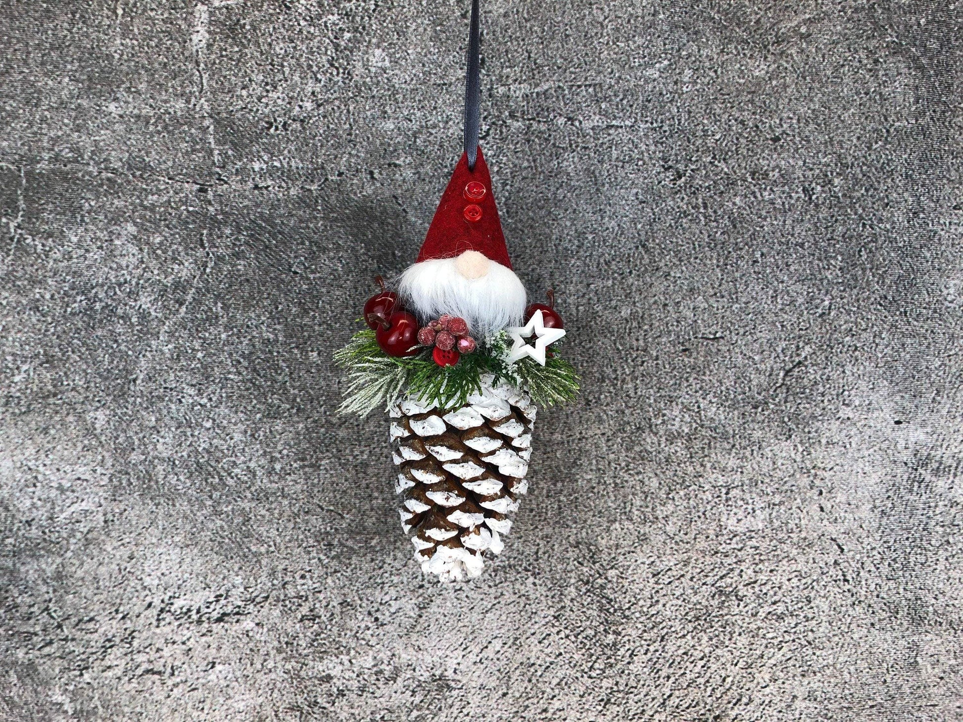 Wichtel mit roter Mütze! Advent Fenster Fensterschmuck Fensterdeko Deko Weihnachten Wichtel gekalkter Zapfen – handgemacht aus Seiden- und Kunstblumen, langlebig & pflegeleicht von SarahsFlowerStudio