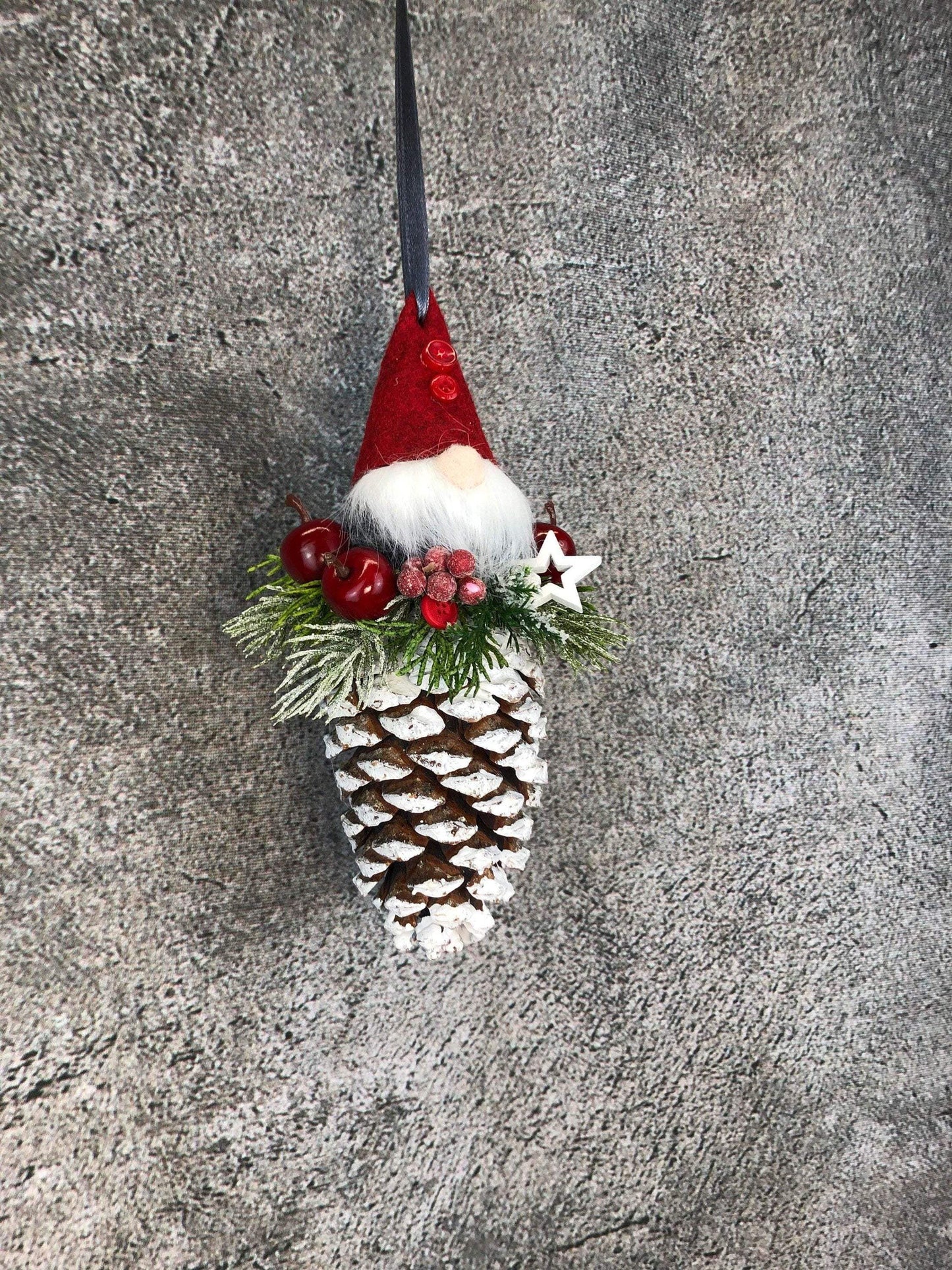 Wichtel mit roter Mütze! Advent Fenster Fensterschmuck Fensterdeko Deko Weihnachten Wichtel gekalkter Zapfen – handgemacht aus Seiden- und Kunstblumen, langlebig & pflegeleicht von SarahsFlowerStudio