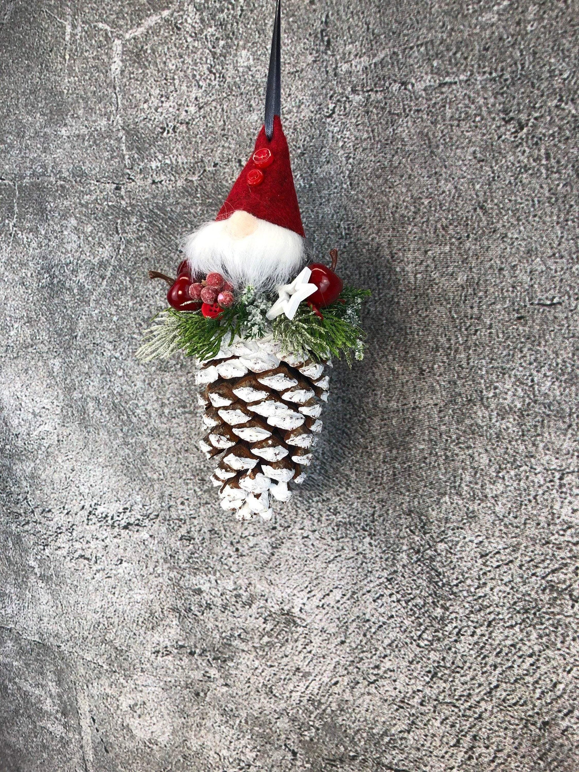 Wichtel mit roter Mütze! Advent Fenster Fensterschmuck Fensterdeko Deko Weihnachten Wichtel gekalkter Zapfen – handgemacht aus Seiden- und Kunstblumen, langlebig & pflegeleicht von SarahsFlowerStudio