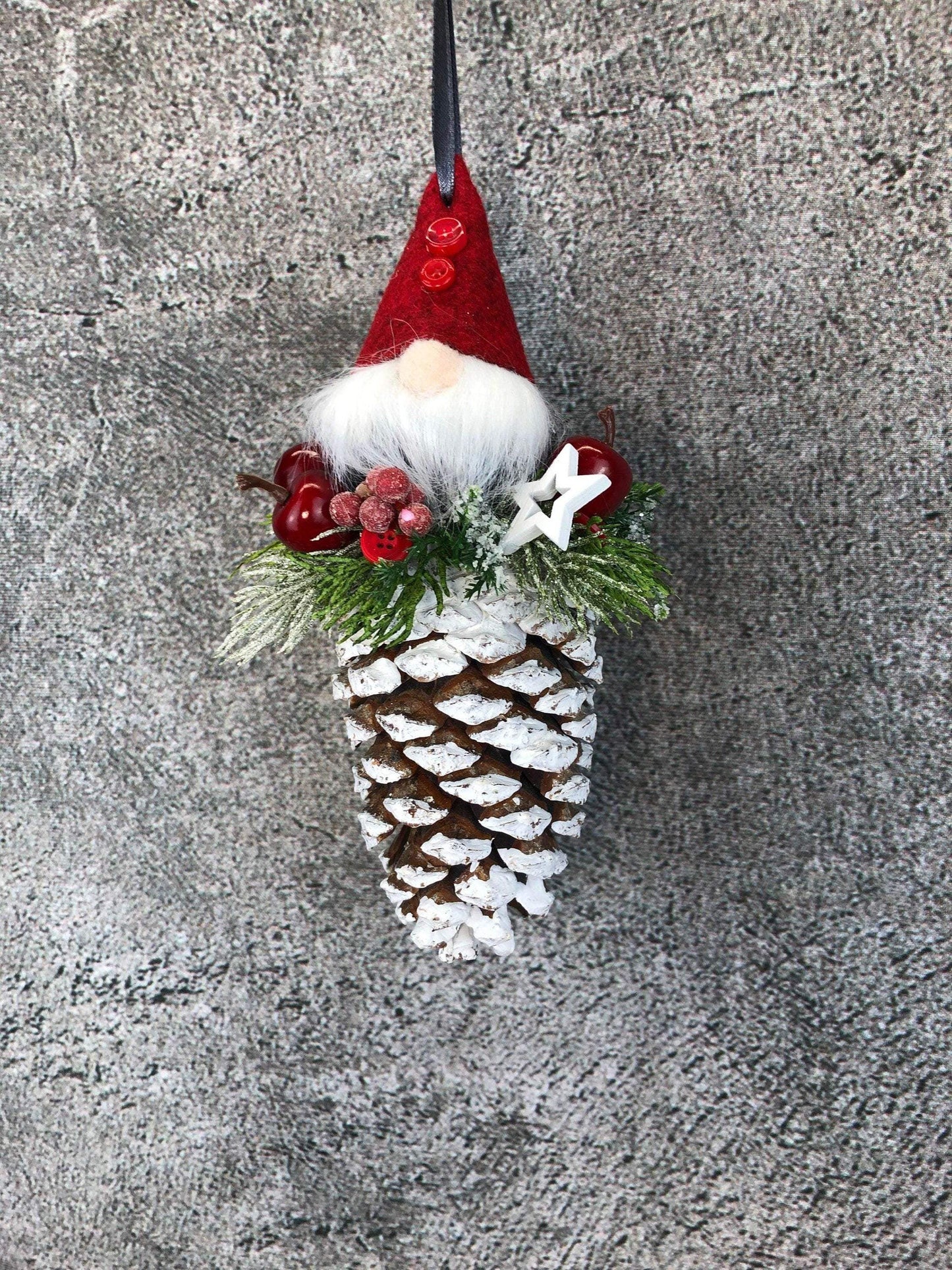 Wichtel mit roter Mütze! Advent Fenster Fensterschmuck Fensterdeko Deko Weihnachten Wichtel gekalkter Zapfen – handgemacht aus Seiden- und Kunstblumen, langlebig & pflegeleicht von SarahsFlowerStudio