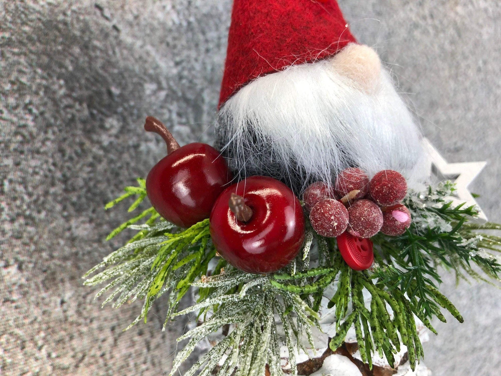 Wichtel mit roter Mütze! Advent Fenster Fensterschmuck Fensterdeko Deko Weihnachten Wichtel gekalkter Zapfen – handgemacht aus Seiden- und Kunstblumen, langlebig & pflegeleicht von SarahsFlowerStudio