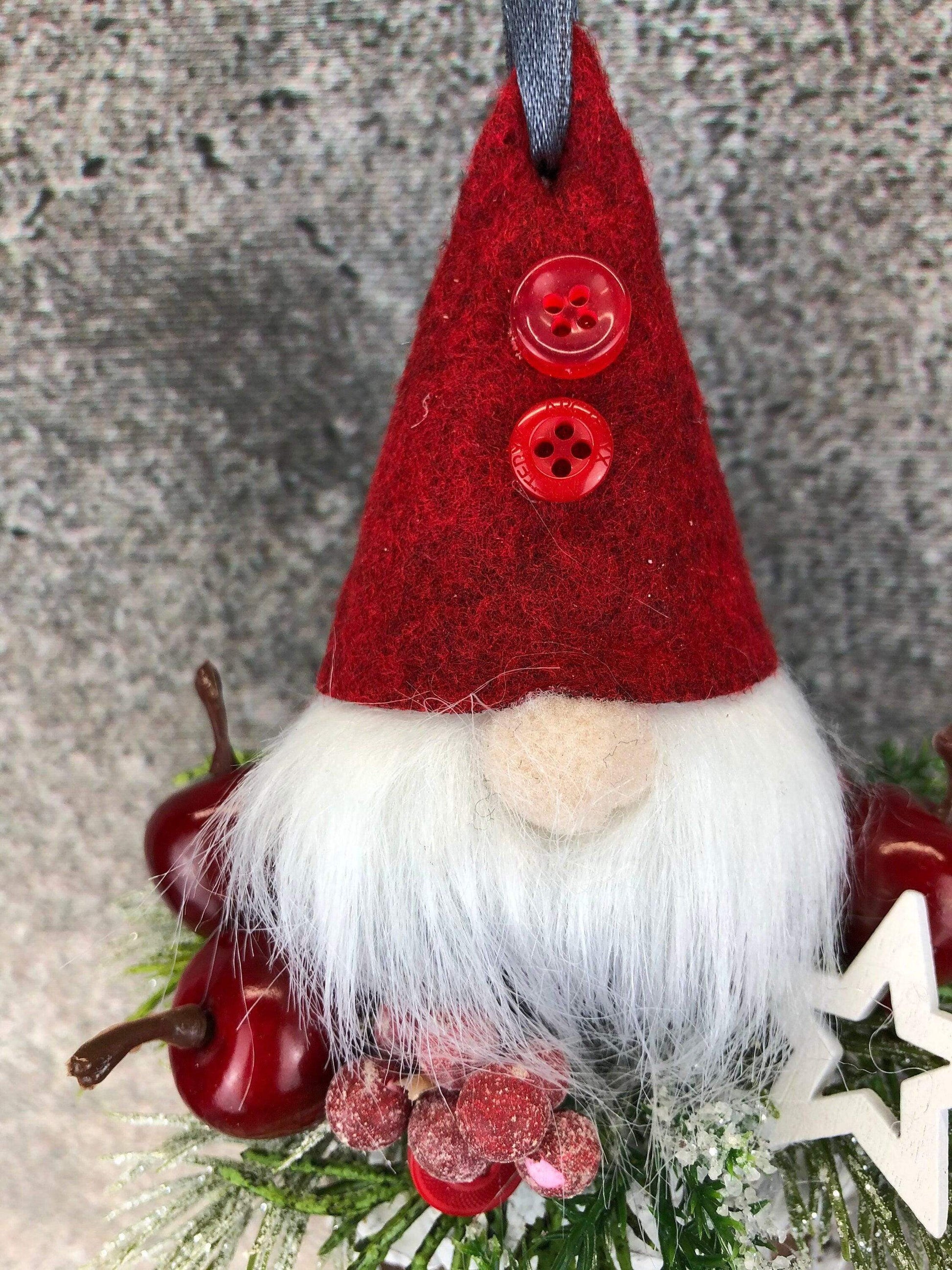 Wichtel mit roter Mütze! Advent Fenster Fensterschmuck Fensterdeko Deko Weihnachten Wichtel gekalkter Zapfen – handgemacht aus Seiden- und Kunstblumen, langlebig & pflegeleicht von SarahsFlowerStudio