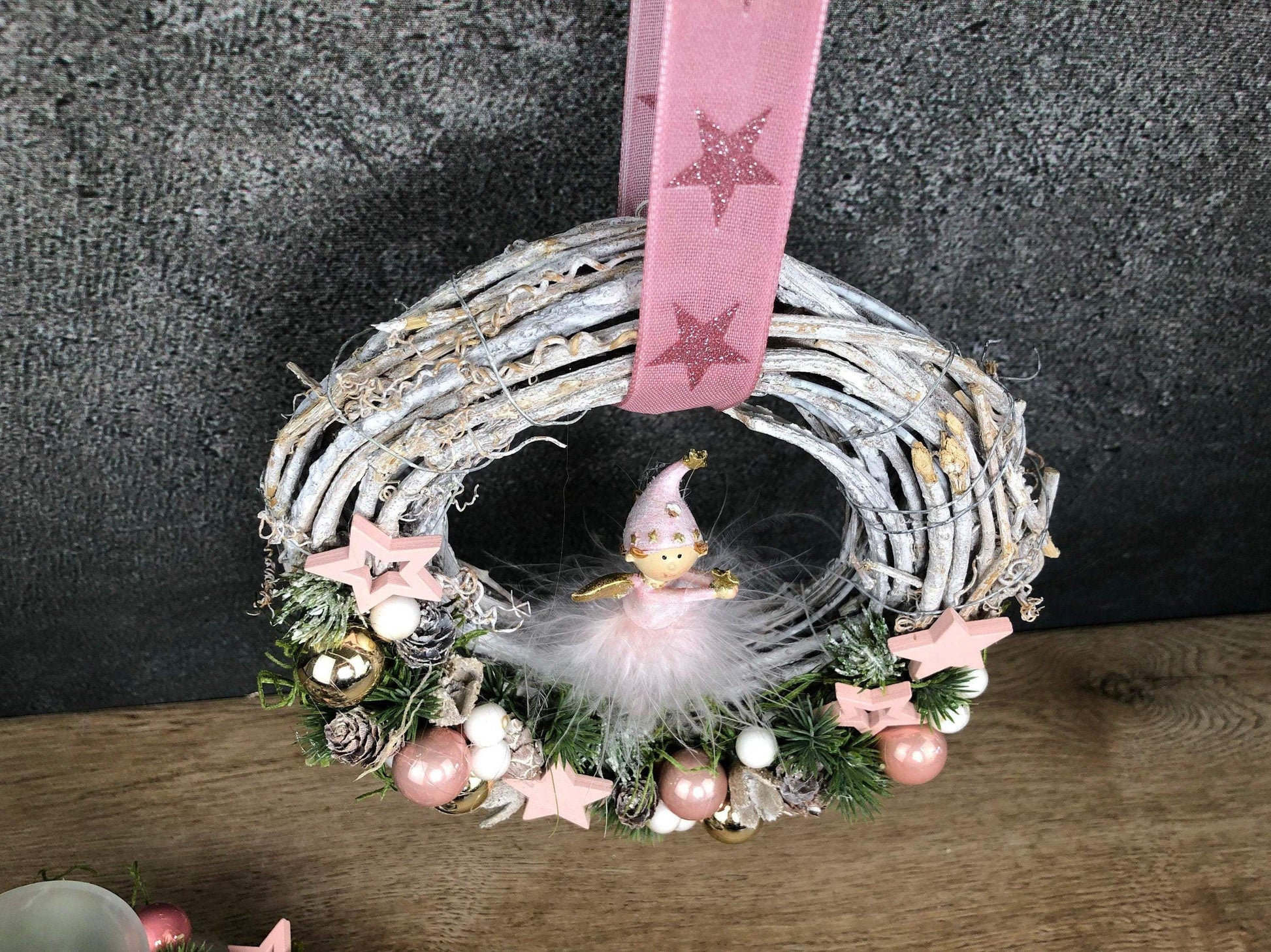Türkranz Engel Engelchen Advent Kranz Rosa Türdekoration Stern Kugeln Weihnachten Weidenkranz – handgemacht aus Seiden- und Kunstblumen, langlebig & pflegeleicht von SarahsFlowerStudio