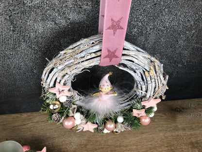 Türkranz Engel Engelchen Advent Kranz Rosa Türdekoration Stern Kugeln Weihnachten Weidenkranz – handgemacht aus Seiden- und Kunstblumen, langlebig & pflegeleicht von SarahsFlowerStudio