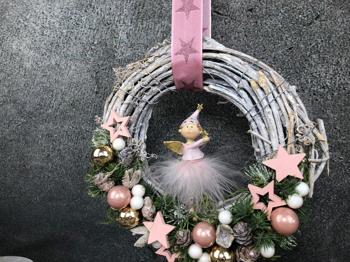 Türkranz Engel Engelchen Advent Kranz Rosa Türdekoration Stern Kugeln Weihnachten Weidenkranz – handgemacht aus Seiden- und Kunstblumen, langlebig & pflegeleicht von SarahsFlowerStudio