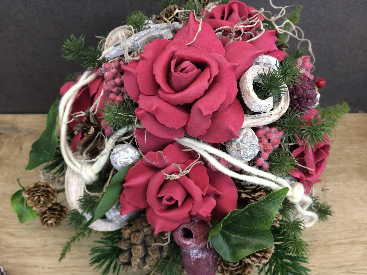 Grabgesteck Grabschmuck Grabvase Grabstrauß Grabdekoration Grabschmuck Allerheiligen Tannen Exoten Rosen Efeu Filzschnur Kreuz Feder Zapfen – handgemacht aus Seiden- und Kunstblumen, langlebig & pflegeleicht von SarahsFlowerStudio
