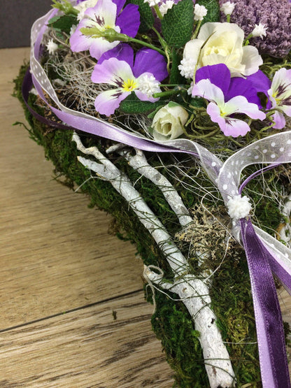 Grabgesteck Grabschmuck Herz Rosen Hornveilchen Stiefmütterchen Schleierkraut Grabdeko Grabdekoration – handgemacht aus Seiden- und Kunstblumen, langlebig & pflegeleicht von SarahsFlowerStudio