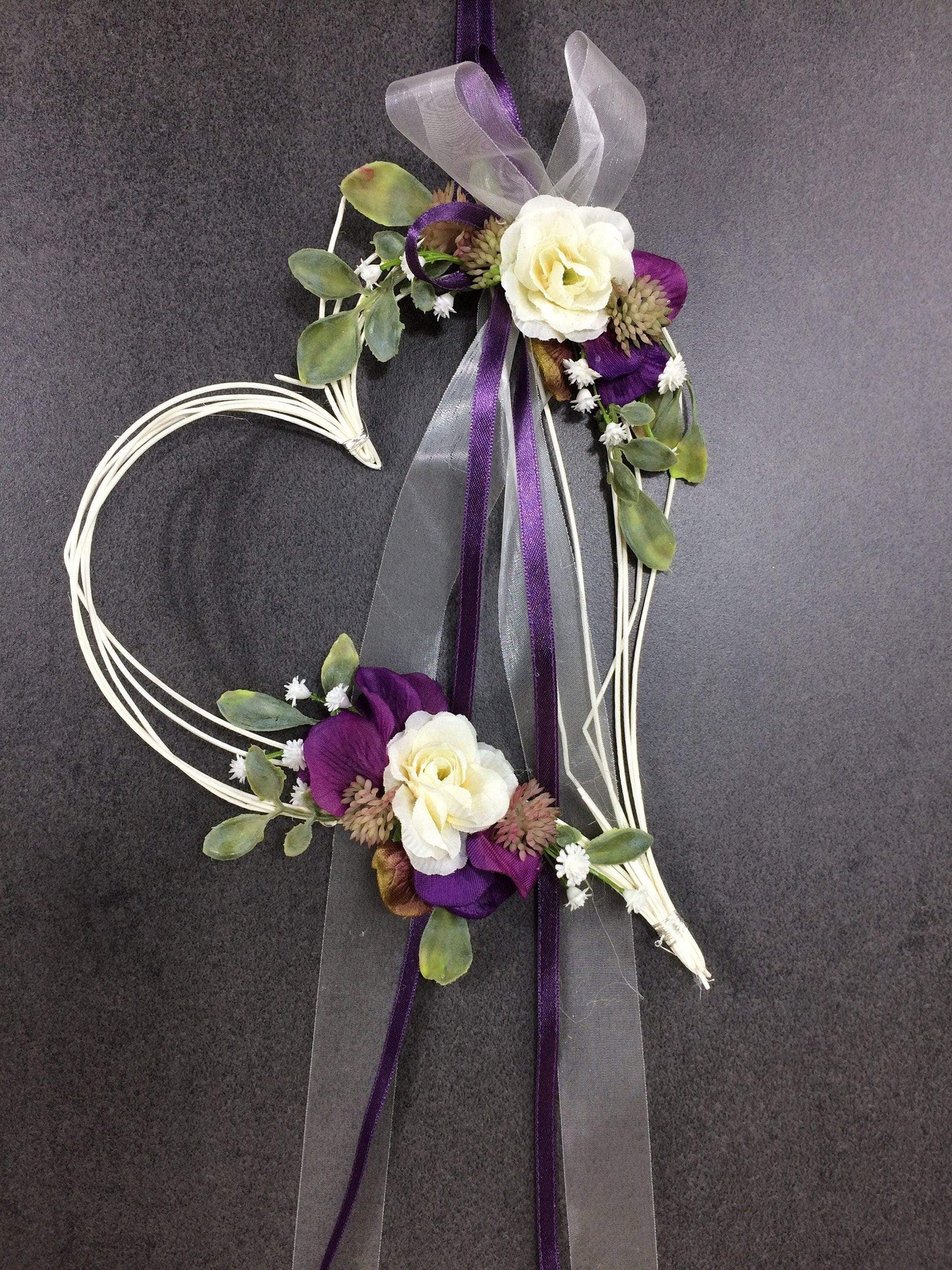 Autoschleife XXL für Seitenspiegel Kirchenbank Wunschfarbe große Schleife Dekoration Blumenschmuck Herz – handgemacht aus Seiden- und Kunstblumen, langlebig & pflegeleicht von SarahsFlowerStudio