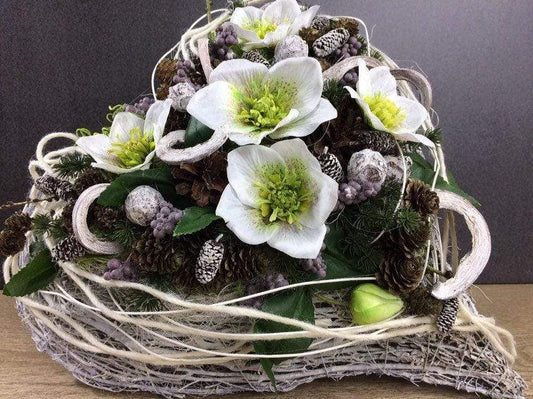 Grabgesteck 38x38cm Grabschmuck Herz Christrosen Grabdeko Grabdekoration – handgemacht aus Seiden- und Kunstblumen, langlebig & pflegeleicht von SarahsFlowerStudio