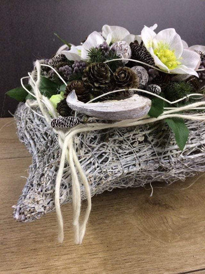 Grabgesteck 38x38cm Grabschmuck Herz Christrosen Grabdeko Grabdekoration – handgemacht aus Seiden- und Kunstblumen, langlebig & pflegeleicht von SarahsFlowerStudio