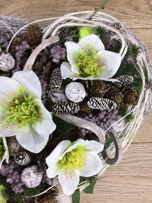 Grabgesteck 38x38cm Grabschmuck Herz Christrosen Grabdeko Grabdekoration – handgemacht aus Seiden- und Kunstblumen, langlebig & pflegeleicht von SarahsFlowerStudio
