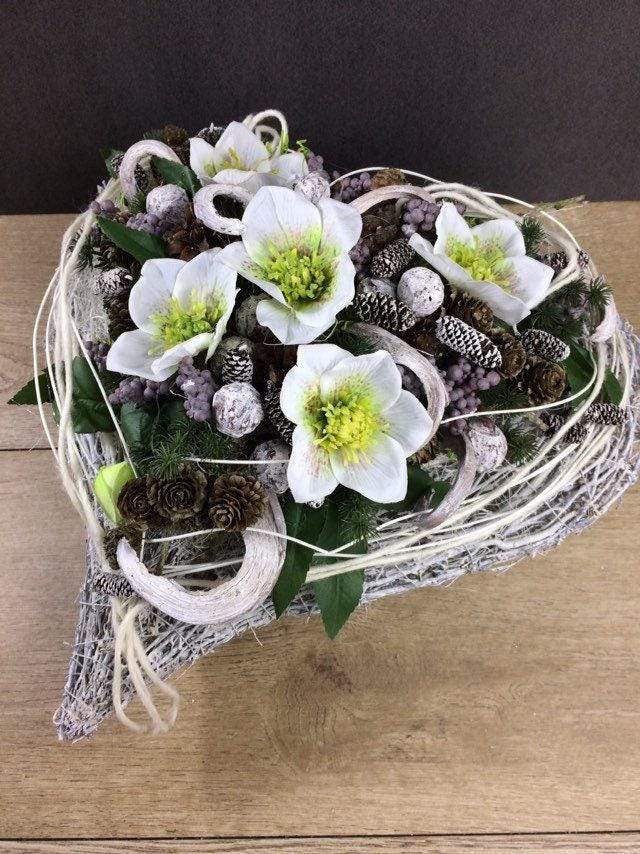 Grabgesteck 38x38cm Grabschmuck Herz Christrosen Grabdeko Grabdekoration – handgemacht aus Seiden- und Kunstblumen, langlebig & pflegeleicht von SarahsFlowerStudio