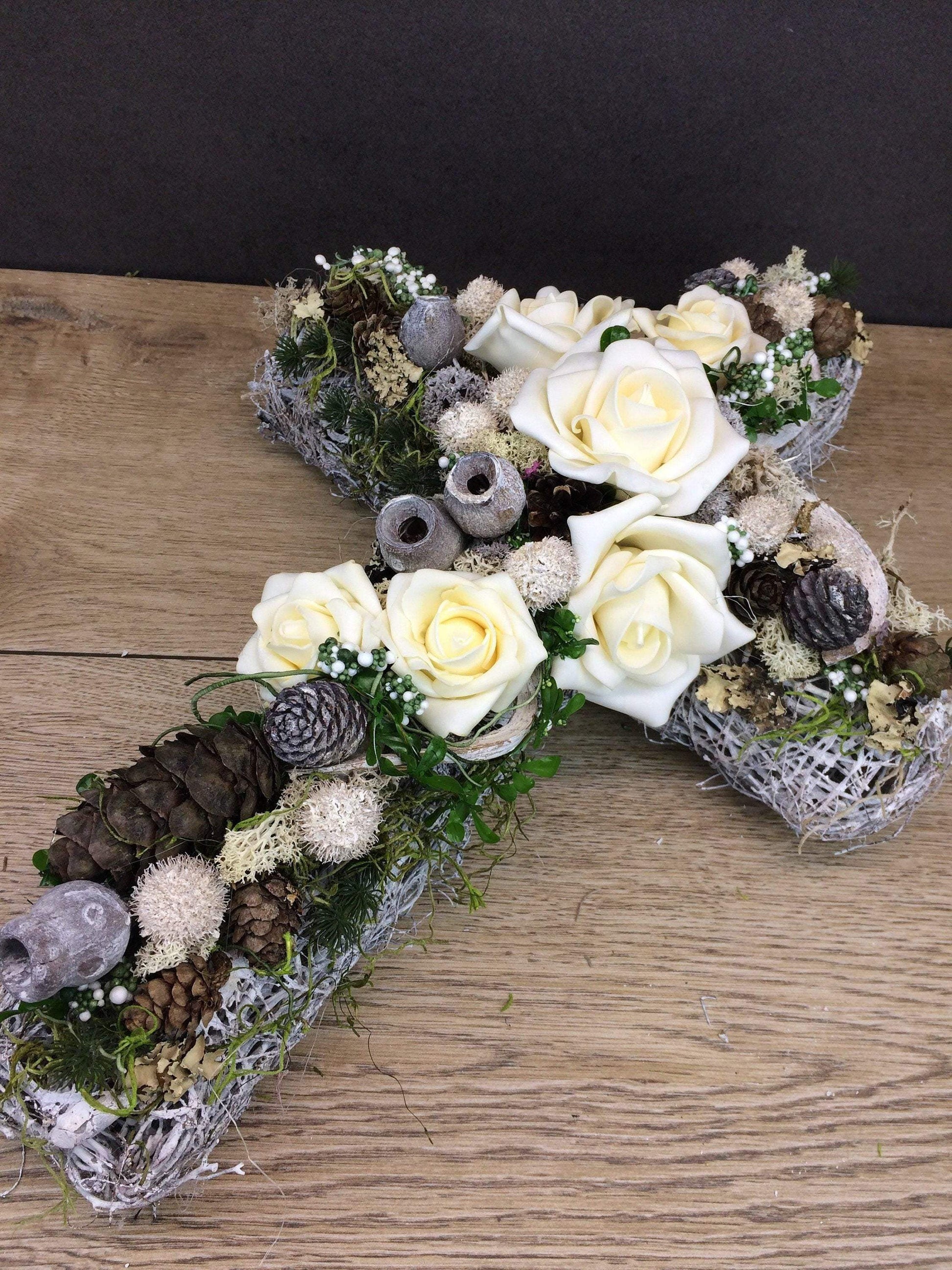 Grabschmuck Grabgesteck Gesteck Grab Allerheiligen Reebkreuz Kreuz Rose Grave Arrangument grave flowers longlasting Grabdeko Grabdekoration – handgemacht aus Seiden- und Kunstblumen, langlebig & pflegeleicht von SarahsFlowerStudio