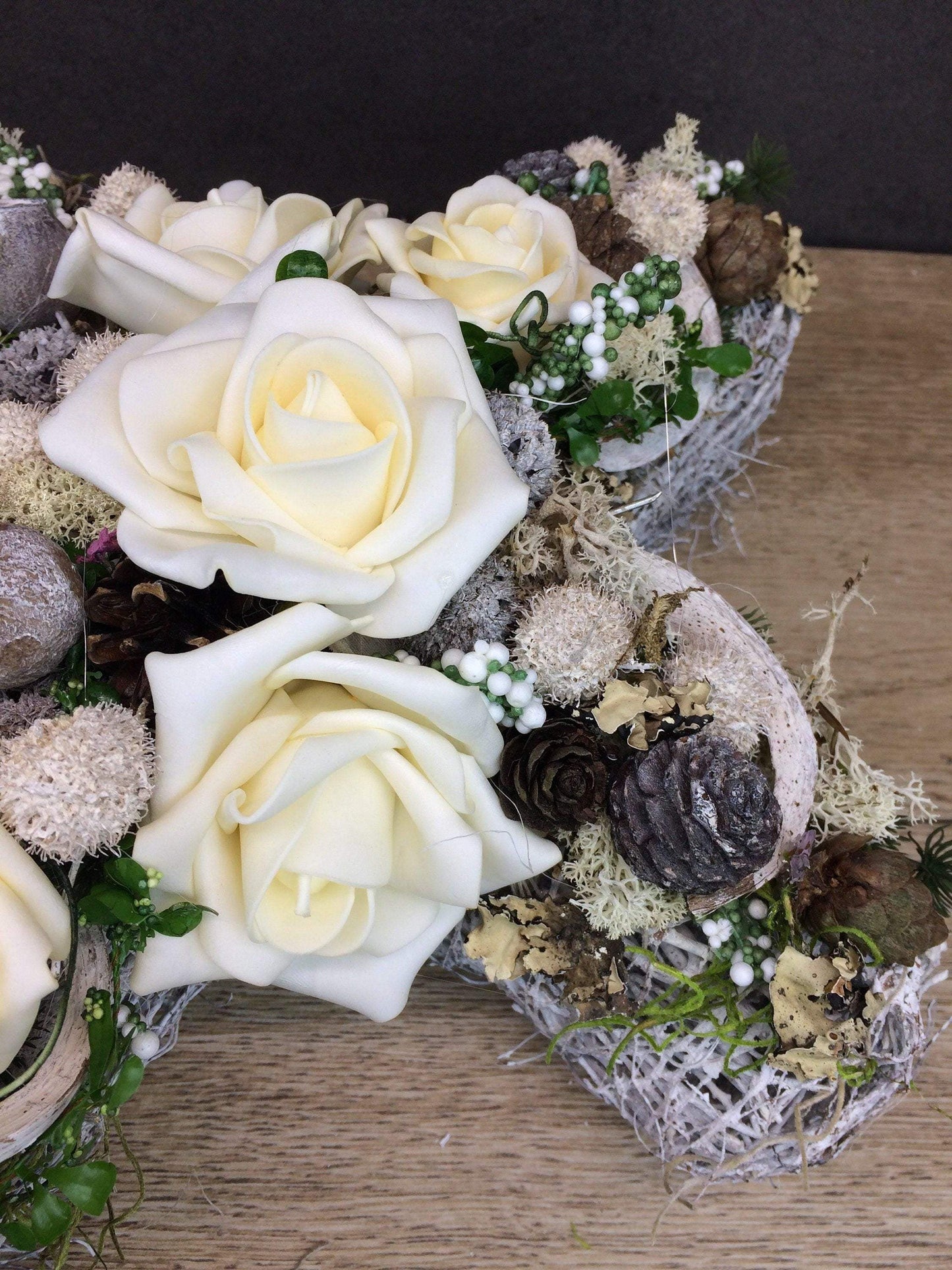 Grabschmuck Grabgesteck Gesteck Grab Allerheiligen Reebkreuz Kreuz Rose Grave Arrangument grave flowers longlasting Grabdeko Grabdekoration – handgemacht aus Seiden- und Kunstblumen, langlebig & pflegeleicht von SarahsFlowerStudio