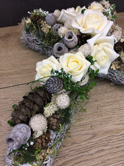 Grabschmuck Grabgesteck Gesteck Grab Allerheiligen Reebkreuz Kreuz Rose Grave Arrangument grave flowers longlasting Grabdeko Grabdekoration – handgemacht aus Seiden- und Kunstblumen, langlebig & pflegeleicht von SarahsFlowerStudio
