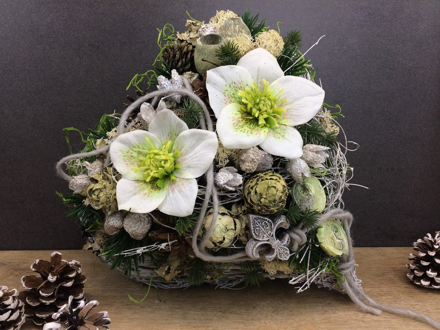 Grabgesteck Allerheiligen Grabschmuck Herz Christrosen Grabdeko Deko Grabdekoration Tanne Eicheln Buchecker Zapfen Exoten – handgemacht aus Seiden- und Kunstblumen, langlebig & pflegeleicht von SarahsFlowerStudio