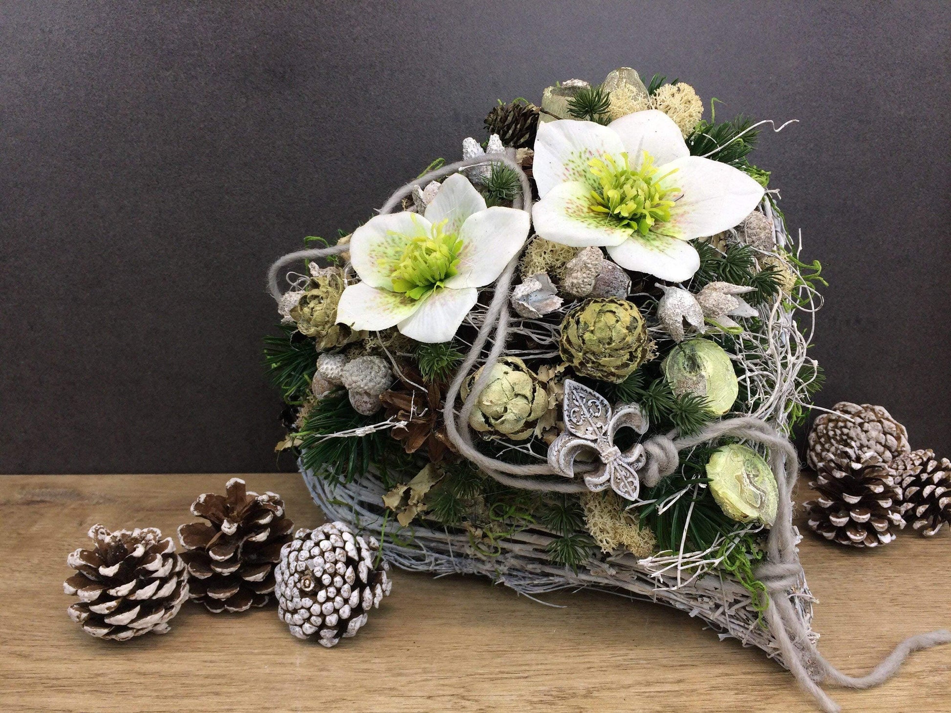 Grabgesteck Allerheiligen Grabschmuck Herz Christrosen Grabdeko Deko Grabdekoration Tanne Eicheln Buchecker Zapfen Exoten – handgemacht aus Seiden- und Kunstblumen, langlebig & pflegeleicht von SarahsFlowerStudio