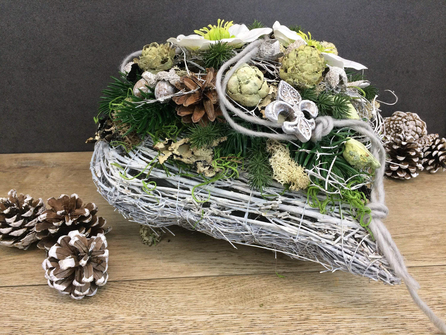 Grabgesteck Allerheiligen Grabschmuck Herz Christrosen Grabdeko Deko Grabdekoration Tanne Eicheln Buchecker Zapfen Exoten – handgemacht aus Seiden- und Kunstblumen, langlebig & pflegeleicht von SarahsFlowerStudio