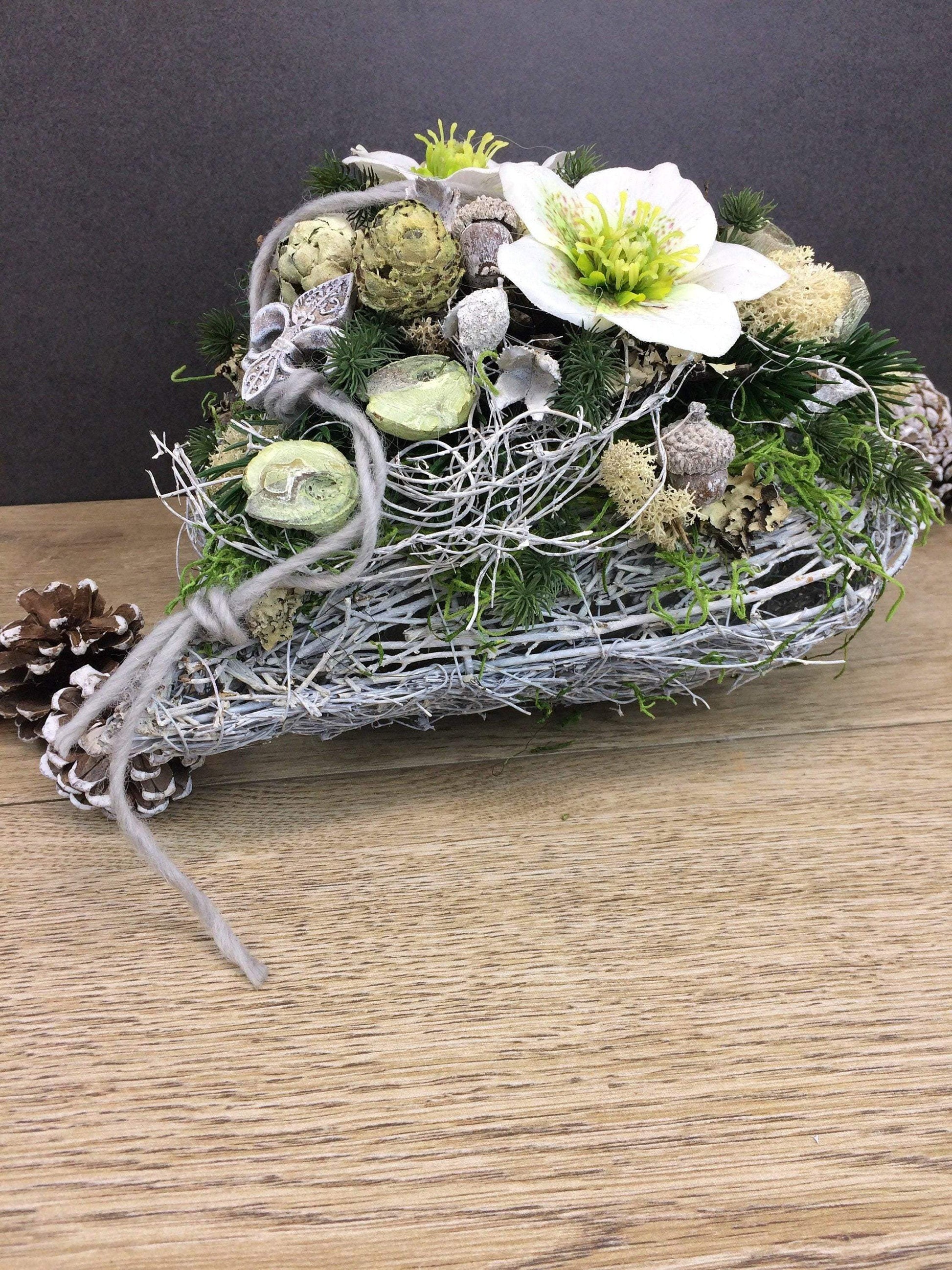 Grabgesteck Allerheiligen Grabschmuck Herz Christrosen Grabdeko Deko Grabdekoration Tanne Eicheln Buchecker Zapfen Exoten – handgemacht aus Seiden- und Kunstblumen, langlebig & pflegeleicht von SarahsFlowerStudio