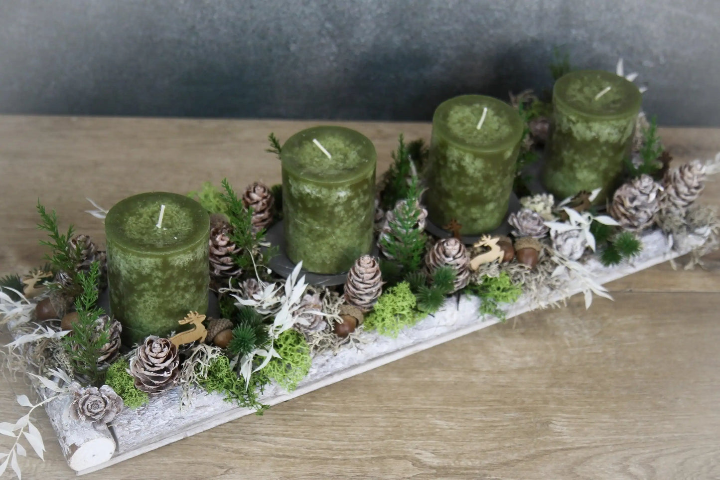 Adventskranz Adventskalender Hirsch Modern Länglich Moos Thuja Zapfen Ruskus Eicheln in zwei verschiedenen Größen L und XL – handgemacht aus Seiden- und Kunstblumen, langlebig & pflegeleicht von SarahsFlowerStudio