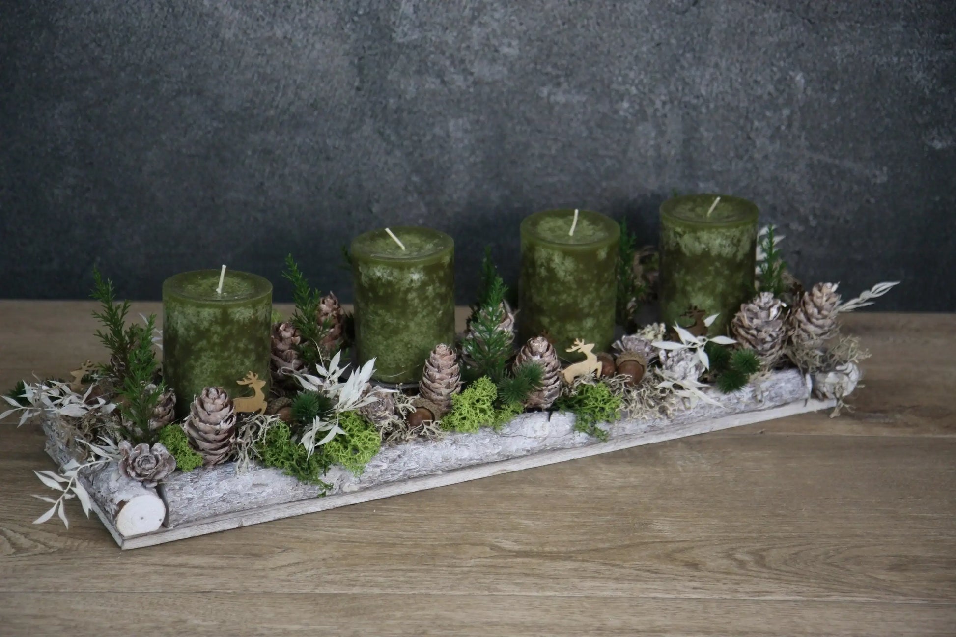 Adventskranz Adventskalender Hirsch Modern Länglich Moos Thuja Zapfen Ruskus Eicheln in zwei verschiedenen Größen L und XL – handgemacht aus Seiden- und Kunstblumen, langlebig & pflegeleicht von SarahsFlowerStudio