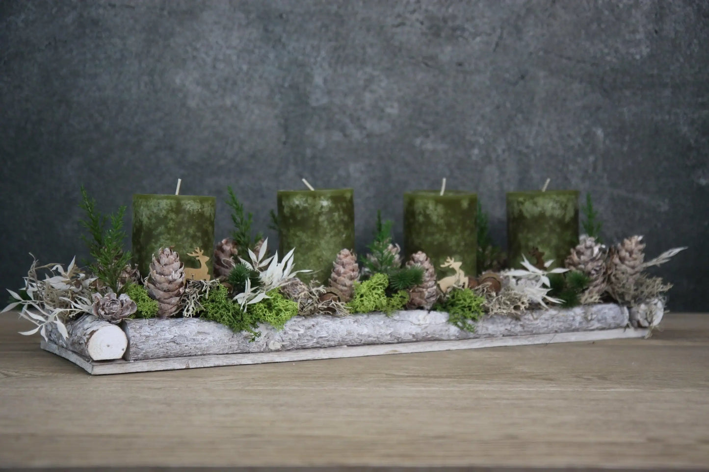 Adventskranz Adventskalender Hirsch Modern Länglich Moos Thuja Zapfen Ruskus Eicheln in zwei verschiedenen Größen L und XL – handgemacht aus Seiden- und Kunstblumen, langlebig & pflegeleicht von SarahsFlowerStudio