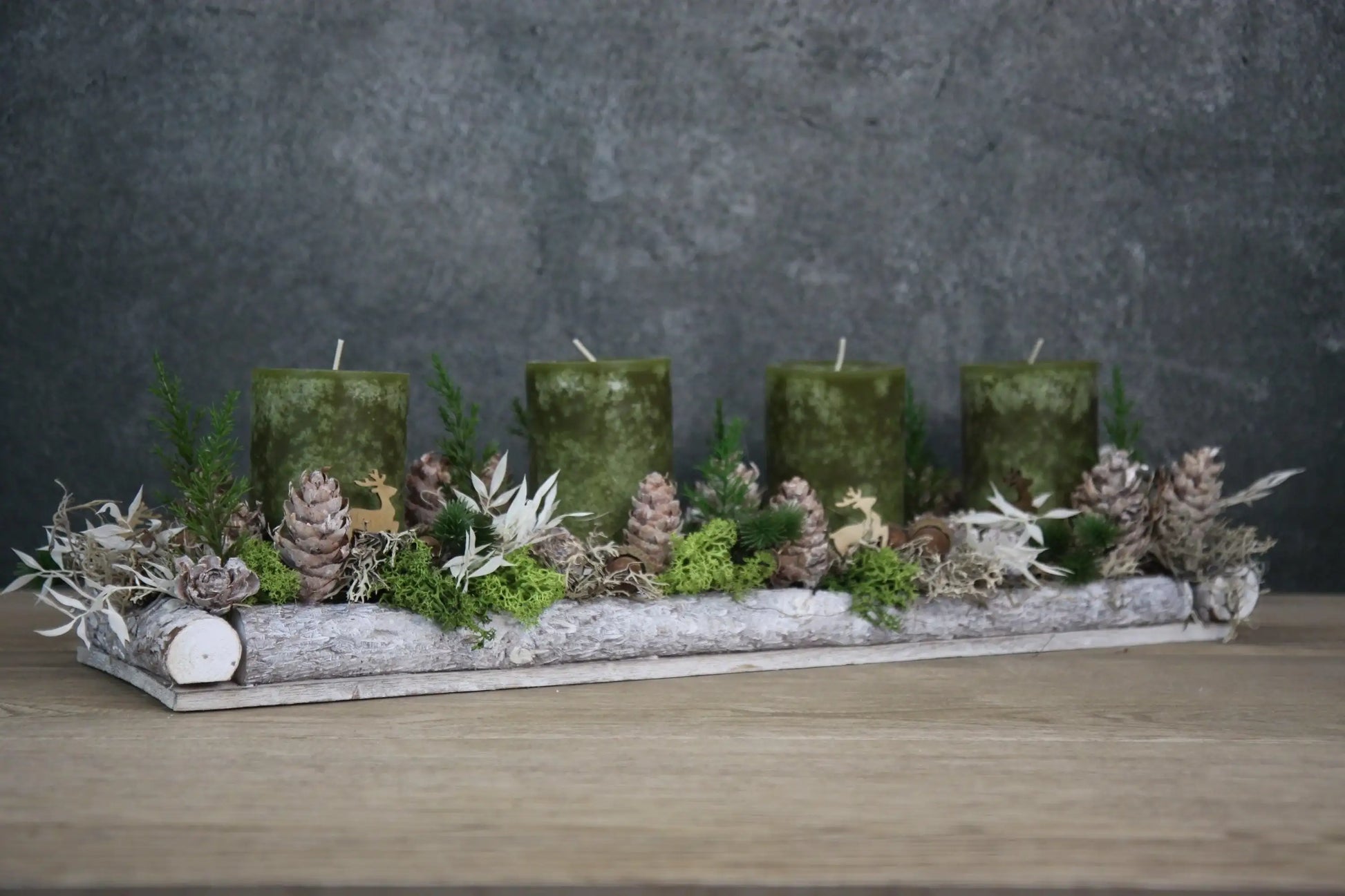 Adventskranz Adventskalender Hirsch Modern Länglich Moos Thuja Zapfen Ruskus Eicheln in zwei verschiedenen Größen L und XL – handgemacht aus Seiden- und Kunstblumen, langlebig & pflegeleicht von SarahsFlowerStudio