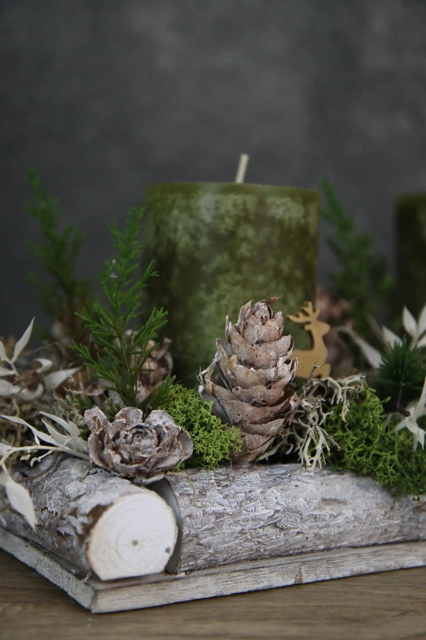Adventskranz Adventskalender Hirsch Modern Länglich Moos Thuja Zapfen Ruskus Eicheln in zwei verschiedenen Größen L und XL – handgemacht aus Seiden- und Kunstblumen, langlebig & pflegeleicht von SarahsFlowerStudio