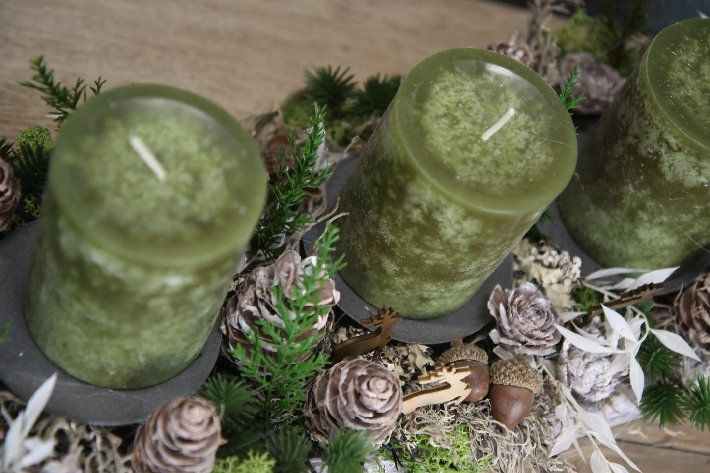 Adventskranz Adventskalender Hirsch Modern Länglich Moos Thuja Zapfen Ruskus Eicheln in zwei verschiedenen Größen L und XL – handgemacht aus Seiden- und Kunstblumen, langlebig & pflegeleicht von SarahsFlowerStudio