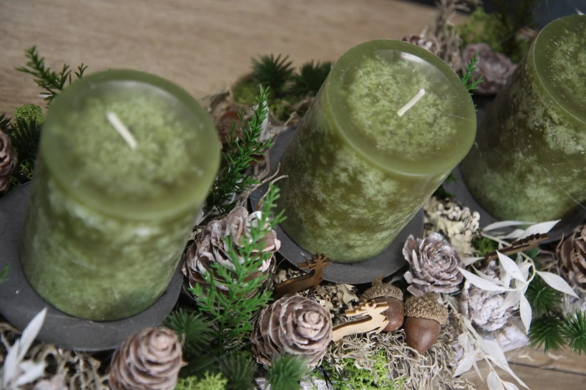 Adventskranz Adventskalender Hirsch Modern Länglich Moos Thuja Zapfen Ruskus Eicheln in zwei verschiedenen Größen L und XL – handgemacht aus Seiden- und Kunstblumen, langlebig & pflegeleicht von SarahsFlowerStudio