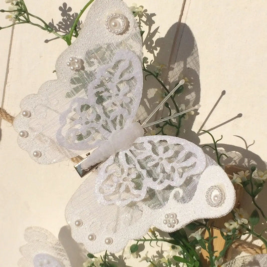 4 Schmetterlinge Weiß Spitze Perlen groß – handgemacht aus Seiden- und Kunstblumen, langlebig & pflegeleicht von SarahsFlowerStudio
