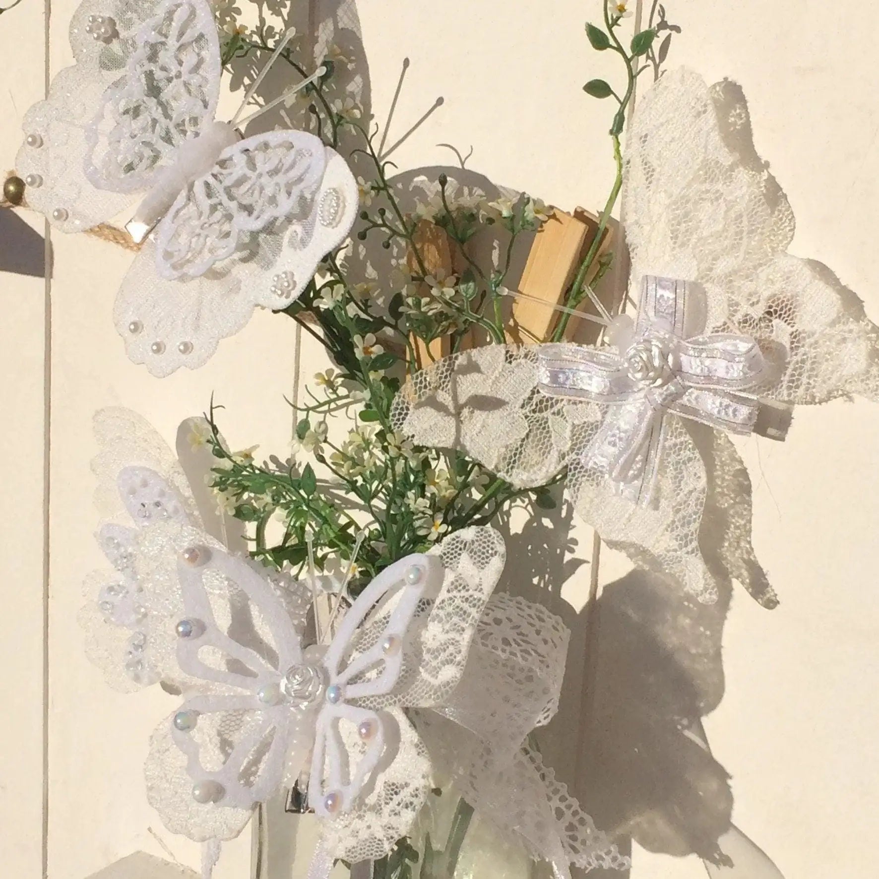 4 Schmetterlinge Weiß Spitze Perlen groß – handgemacht aus Seiden- und Kunstblumen, langlebig & pflegeleicht von SarahsFlowerStudio
