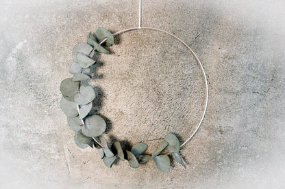 Türkranz Eukalyptus Kranz Ring Wandkranz Trockenblumen Natur Eukalyptus natürlich Hoop Fensterdeko – handgemacht aus Seiden- und Kunstblumen, langlebig & pflegeleicht von SarahsFlowerStudio