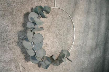 Türkranz Eukalyptus Kranz Ring Wandkranz Trockenblumen Natur Eukalyptus natürlich Hoop Fensterdeko – handgemacht aus Seiden- und Kunstblumen, langlebig & pflegeleicht von SarahsFlowerStudio