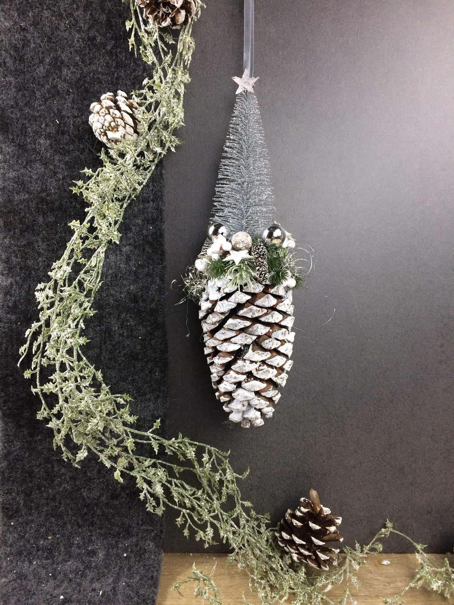 Advent Fenster Fensterschmuck Fensterdeko Deko Weihnachten Zapfen Tannenbaum – handgemacht aus Seiden- und Kunstblumen, langlebig & pflegeleicht von SarahsFlowerStudio