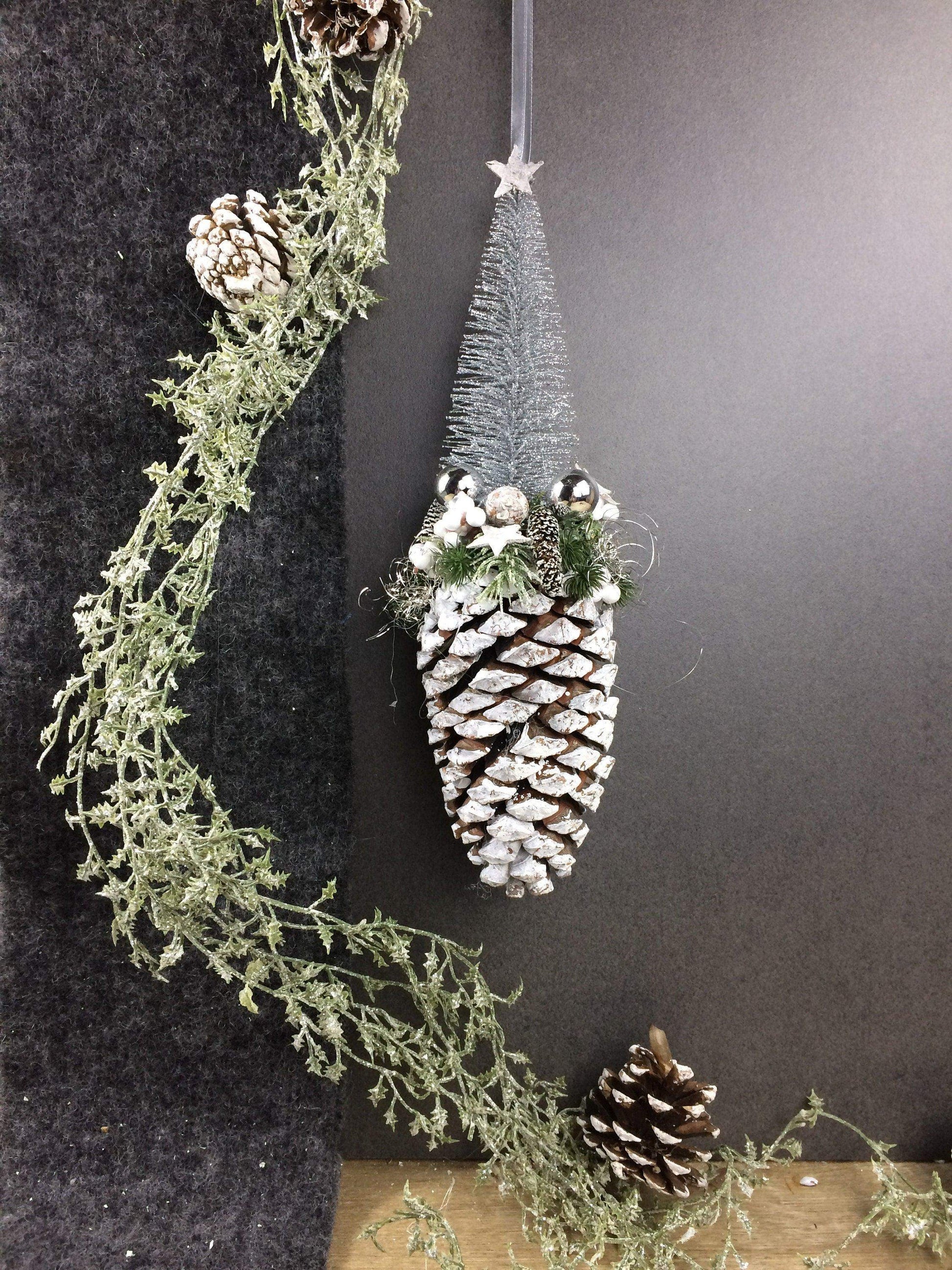 Advent Fenster Fensterschmuck Fensterdeko Deko Weihnachten Zapfen Tannenbaum – handgemacht aus Seiden- und Kunstblumen, langlebig & pflegeleicht von SarahsFlowerStudio