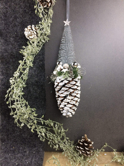 Advent Fenster Fensterschmuck Fensterdeko Deko Weihnachten Zapfen Tannenbaum – handgemacht aus Seiden- und Kunstblumen, langlebig & pflegeleicht von SarahsFlowerStudio