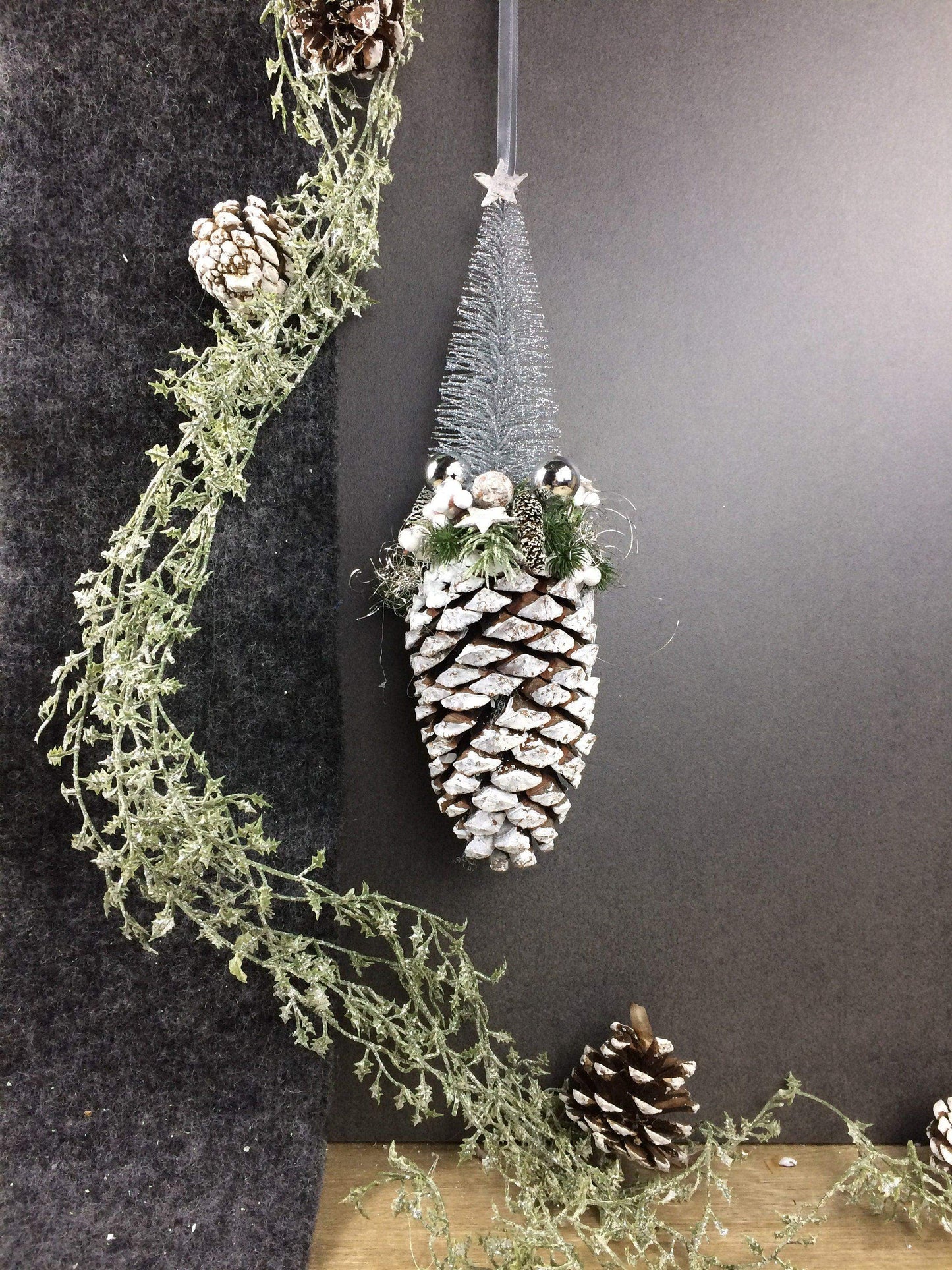 Advent Fenster Fensterschmuck Fensterdeko Deko Weihnachten Zapfen Tannenbaum – handgemacht aus Seiden- und Kunstblumen, langlebig & pflegeleicht von SarahsFlowerStudio