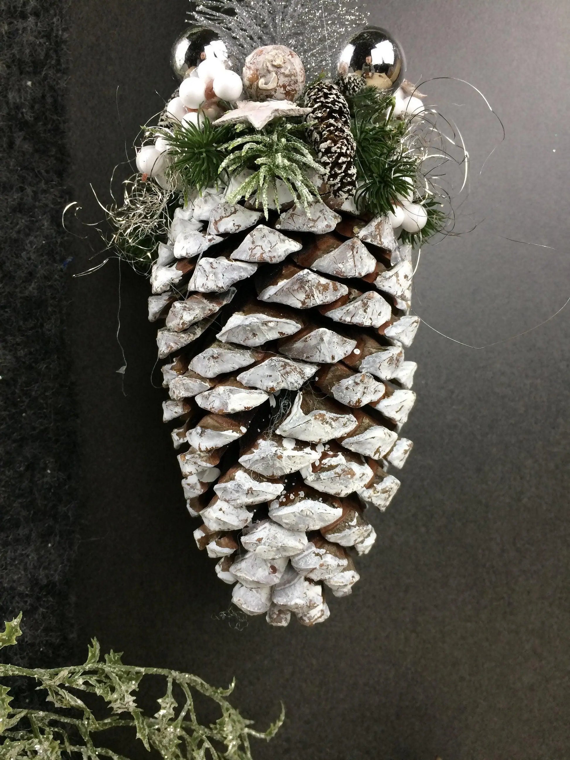 Advent Fenster Fensterschmuck Fensterdeko Deko Weihnachten Zapfen Tannenbaum – handgemacht aus Seiden- und Kunstblumen, langlebig & pflegeleicht von SarahsFlowerStudio