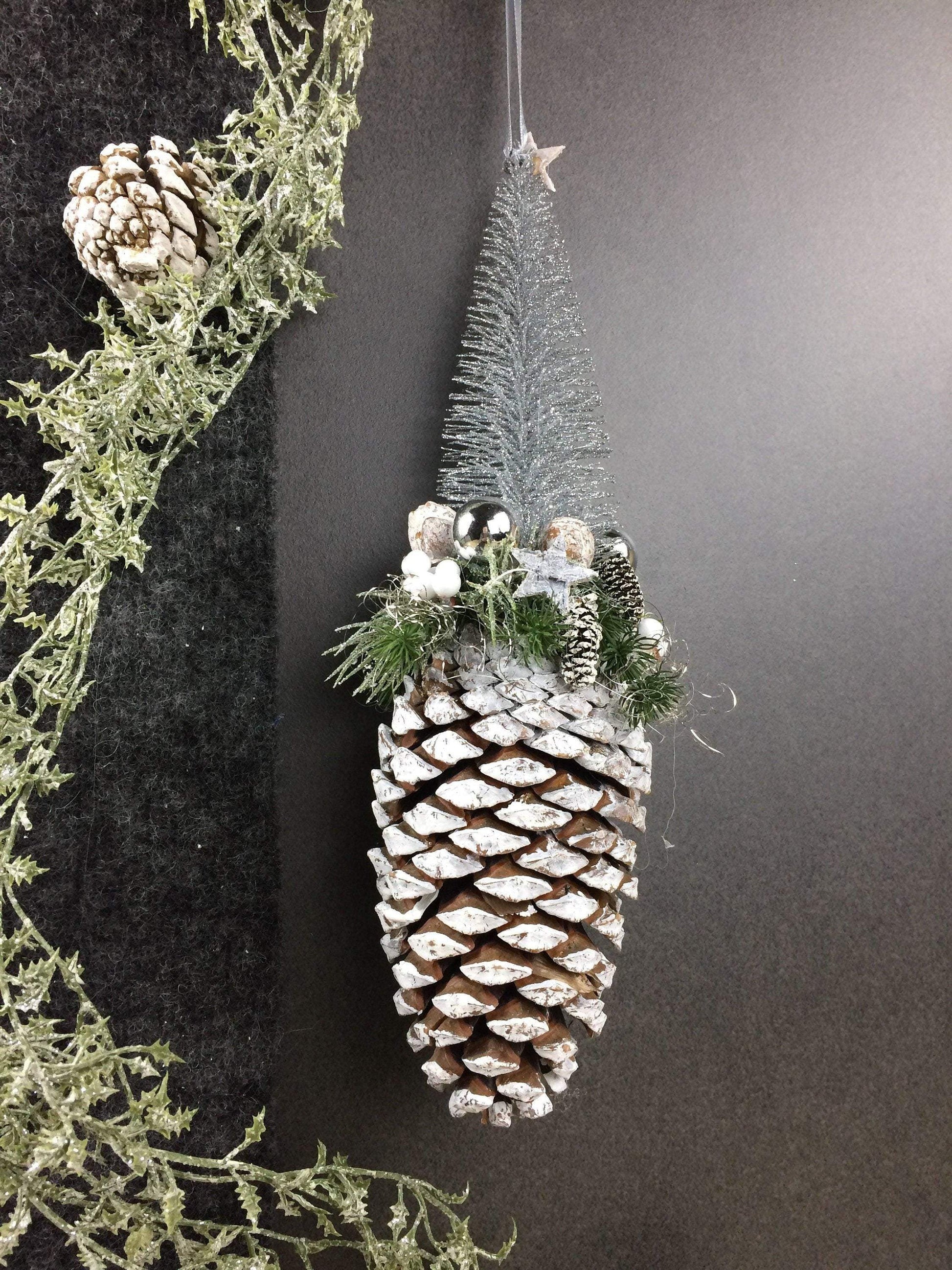 Advent Fenster Fensterschmuck Fensterdeko Deko Weihnachten Zapfen Tannenbaum – handgemacht aus Seiden- und Kunstblumen, langlebig & pflegeleicht von SarahsFlowerStudio