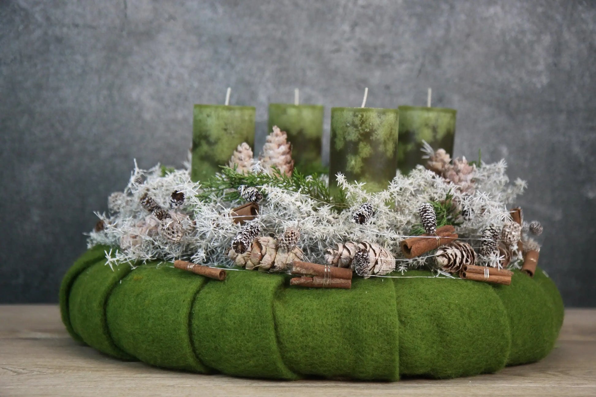 Adventskranz Adventskalender Asparagus Filz Zimt Zapfen Thuja mehrjährig groß rund – handgemacht aus Seiden- und Kunstblumen, langlebig & pflegeleicht von SarahsFlowerStudio
