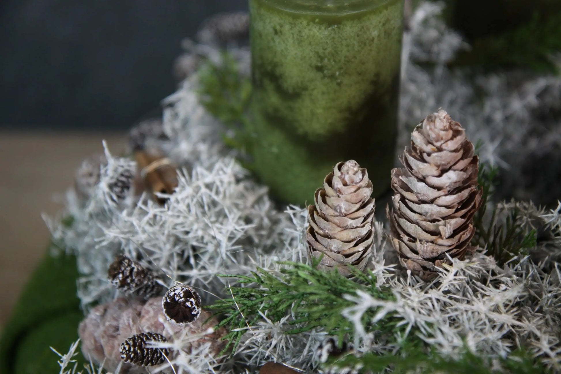 Adventskranz Adventskalender Asparagus Filz Zimt Zapfen Thuja mehrjährig groß rund – handgemacht aus Seiden- und Kunstblumen, langlebig & pflegeleicht von SarahsFlowerStudio